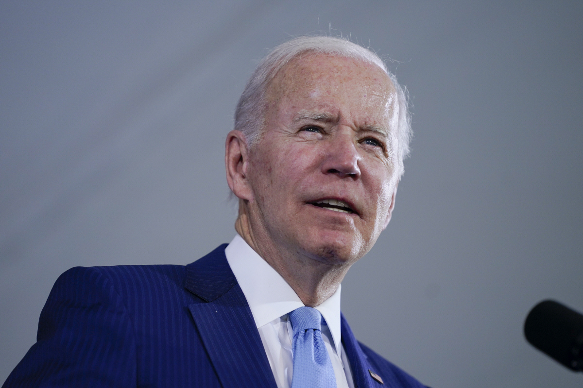 ▲조 바이든 미국 대통령이 1일(현지시간) 워싱턴 해안경비대(USCG) 본부에서 열린 최초 여성 사령관 린다 페이건의 취임식에 참석해 연설하고 있다. 워싱턴D.C./AP뉴시스