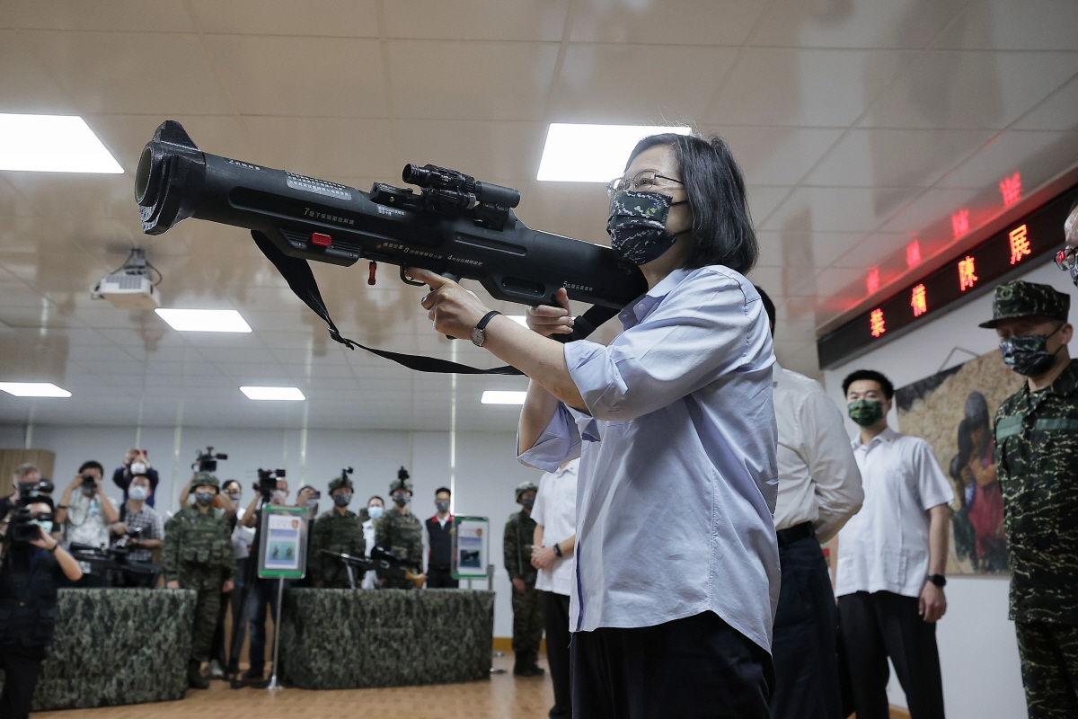 ▲차이잉원 대만 총통이 2일 타오위안의 군 기지를 방문해 대전차 로켓 발사기를 들어보고 있다. 타오위안/EPA연합뉴스