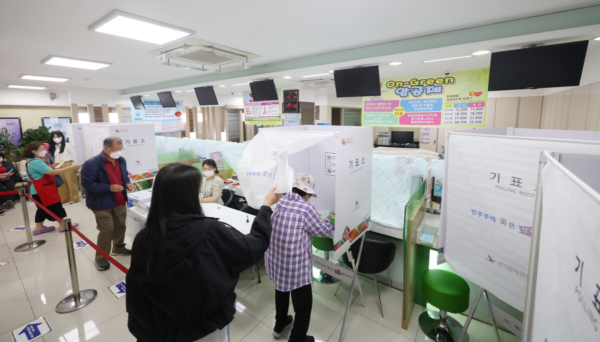 ▲(연합뉴스) 1일 투표소가 설치된 서울 종로구 창신동 새마을금고에서 유권자들이 투표를 하고 있다.
