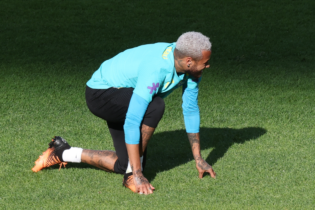 ▲브라질 축구대표팀의 네이마르가 벤투호와의 평가전을 하루 앞둔 1일 오후 서울 마포구 서울월드컵경기장에서 진행된 공식훈련에서 전술훈련 도중 부상을 당한 듯 오른쪽 발을 잡고 있다. (연합뉴스)