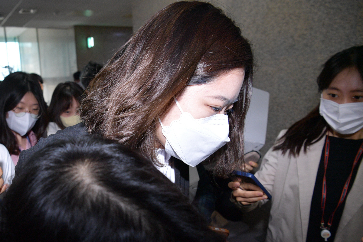 ▲(연합뉴스) 박지현 더불어민주당 공동비상대책위원장이 2일 서울 여의도 국회에서 총사퇴 기자회견을 마친 뒤 국회를 나서고 있다.