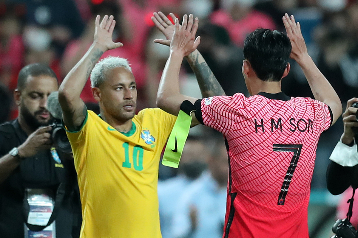 ▲2일 오후 서울 마포구 서울월드컵경기장에서 열린 하나은행 초청 친선경기 대한민국과 브라질의 경기가 끝난 뒤 인사를 나누고 있는 손흥민과 네이마르. (뉴시스)