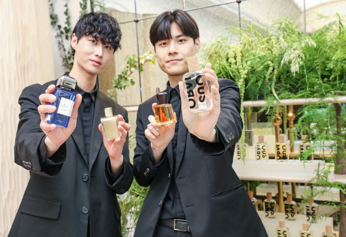 ▲모델이 한섬 리퀴드퍼퓸바에 전시된 제품을 소개하고 있다. (사진제공=한섬)