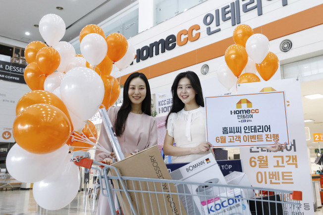 ▲홈씨씨 인테리어 인천점에서 모델들이 6월 고객 이벤트를 소개하고 있다. (사진제공=KCC글라스)