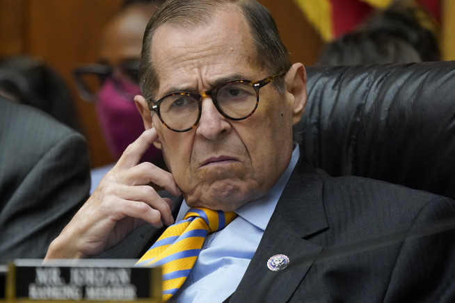 ▲2일(현지시간) 제리 네이들러 미국 하원 법사위원장이 총기 규제 법안에 대한 법사위원들의 발언을 듣고 있다. 워싱턴D.C./AP연합뉴스