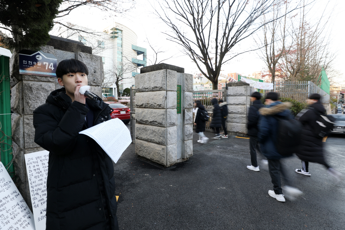 ▲2019년 12월 4일 당시 서울관악구 인헌고등학교 재학생이던 최인호 당선인이 학교 앞에서 정치 편향 교육에 대해 규탄하며 인헌고 교감의 면담을 요청하는 1인 시위하고 있다.
(뉴시스)