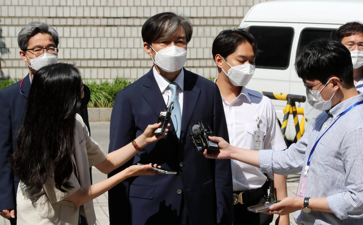 ▲자녀 입시 비리 등의 혐의로 재판에 넘겨진 조국 전 법무부 장관이 3일 오전 서울 서초구 서울중앙지법에서 열린 1심 속행 공판에 출석하며 취재진 질문에 답하고 있다. (연합뉴스)