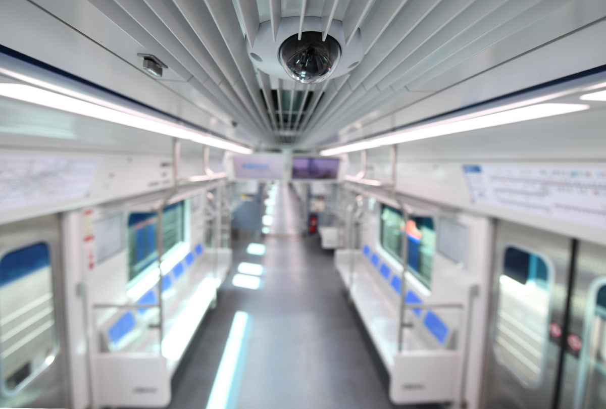 ▲수도권전철에 설치돼 있는 CCTV. (사진제공=한국철도공사)