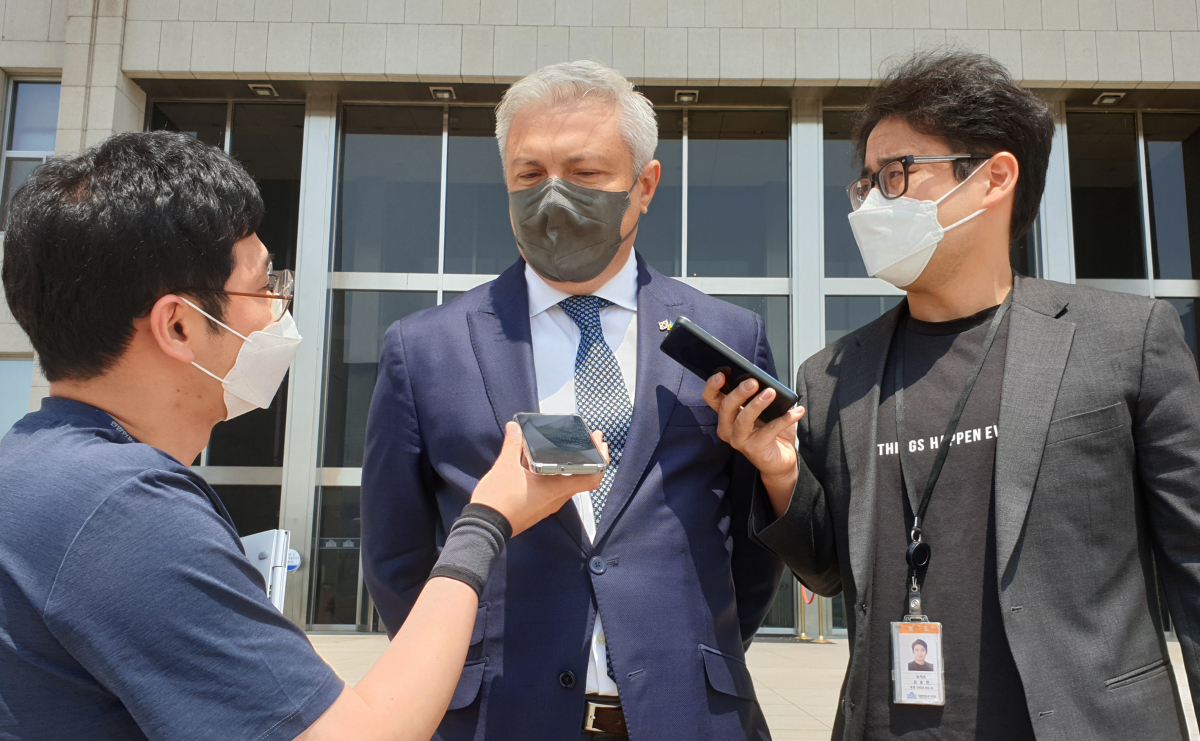 ▲드미트로 포노마렌코 주한 우크라이나 대사가 3일 오전 국회에서 금명간 우크라이나를 방문할 것으로 알려진 국민의힘 이준석 대표를 만난 뒤 국회를 나서며 취재진의 질문을 받고 있다. (국회사진기자단)