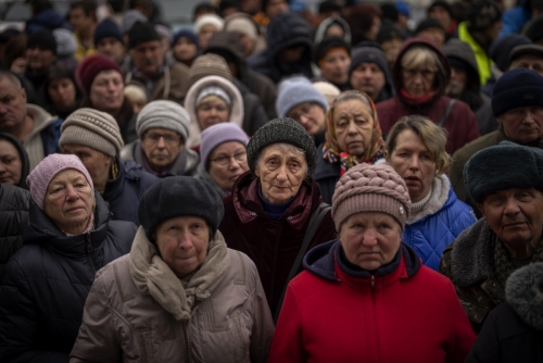 ▲우크라이나인들이 4월 18일 수도 키이우 인근 지역에서 식량 배급을 받기 위해 기다리고 있다. 부차/AP연합뉴스
