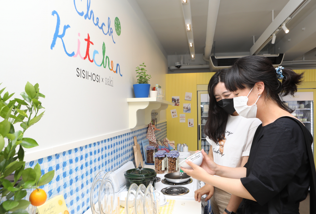 ▲시시호시 팝업스토어에서 상품을 둘러보는 모습. (롯데백화점)