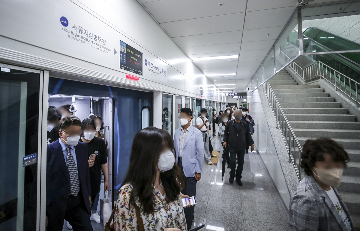 ▲심야 운행이 시행되고 있는 신림선에 시민들이 탑승하고 있다. (뉴시스)