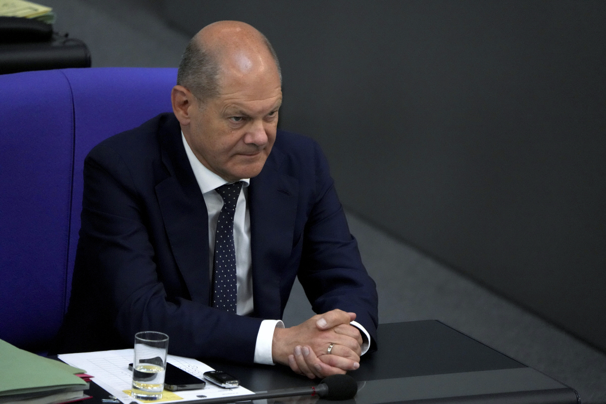 ▲올라프 숄츠 독일 총리가 3일(현지시간) 하원에서 군 현대화를 위한 1000억 유로 규모 특별국방기금 조성안 표결에 앞서 회의에 참석하고 있다. 베를린/AP뉴시스 
