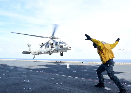 ▲일본 오키나와 동남방 공해상에서 한미 해군의 연합 훈련이 벌어진 지난 2일 한국 해군 상륙함 마라도함에 미 해군 해상작전헬기 MH-60이 착함하고 있다. (연합뉴스)