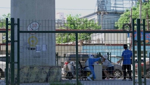 ▲펜스 설치된 주거지역 안에서 코로나 검사받는 베이징 주민.  (연합뉴스)