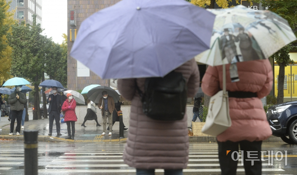 ▲서울 영등포구 여의도역에서 시민들이 횡단보도 신호를 기다리고 있다. 조현호 기자 hyunho@ (이투데이DB)