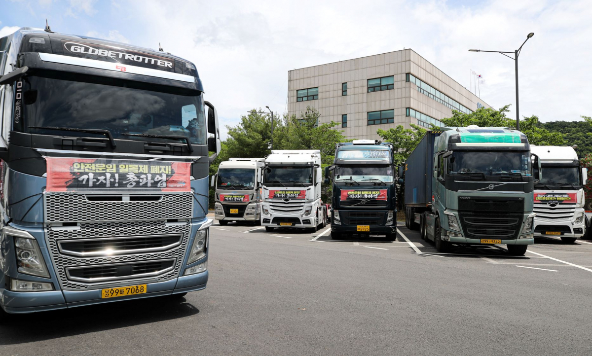 ▲화물연대가 화물차 안전운임제 일몰 폐지와 확대, 운송료 인상을 요구하며 무기한 총파업을 하루 앞둔 6일 오후 경기 의왕시 내륙컨테이너기지 내 화물차에 파업예고 현수막이 걸려있다.  (뉴시스)