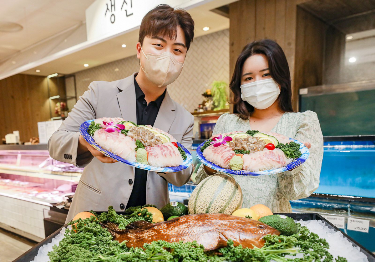 ▲6일 서울시 강남구 현대백화점 무역센터점 지하 1층 식품관에서 직원들이 '붉바리 활어회'를 소개하고 있다. (사진제공=현대백화점)