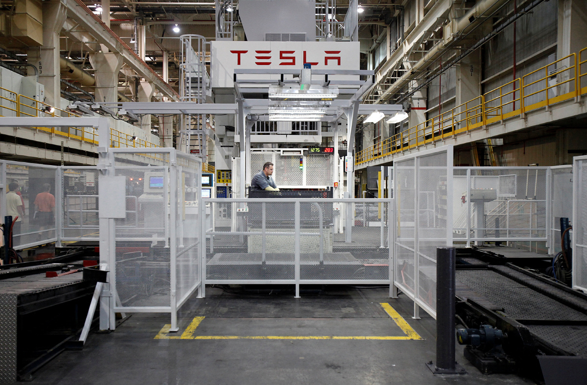 ▲미국 캘리포니아 프리몬트의 테슬라 공장에서 한 작업자가 기계 프레스 라인을 지켜보고 있다. 일론 머스크 최고경영자의 현장근무 중시 발언에도 미국 기업들의 재택근무는 이미 대세가 된 듯하다.  로이터연합뉴스
