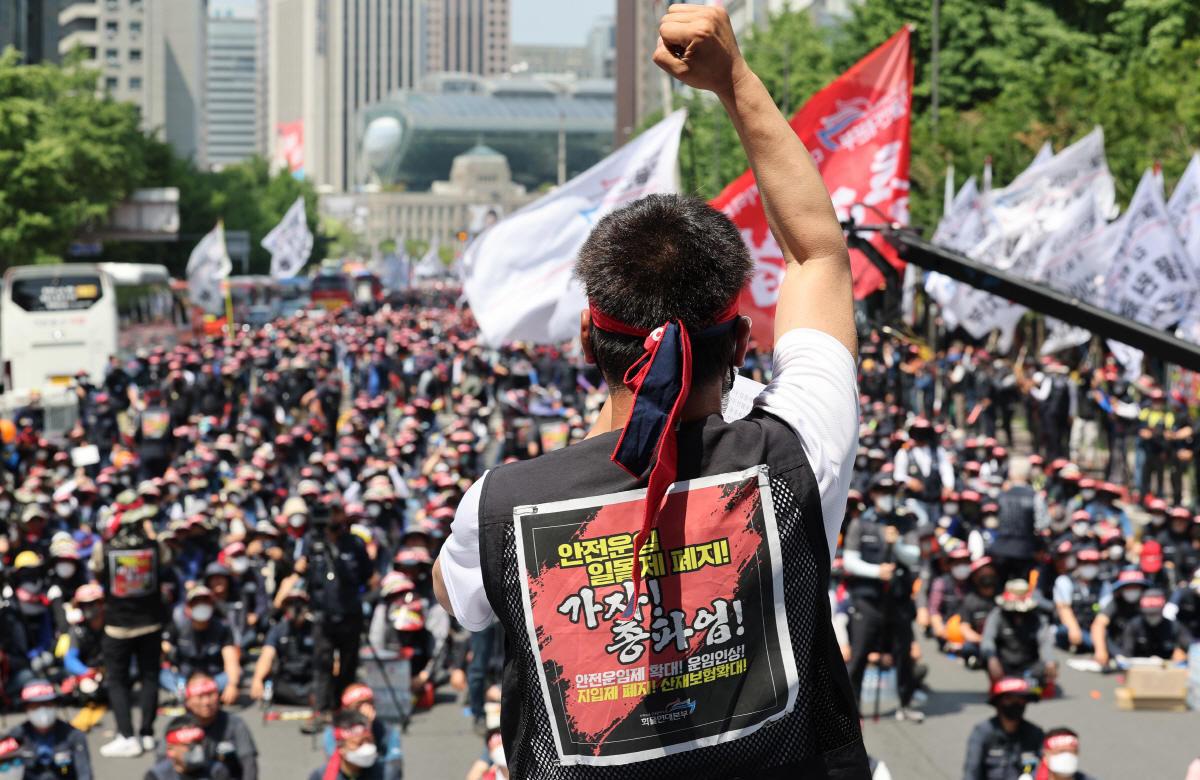 ▲민주노총 화물연대가 5월 28일 숭례문 앞 도로에서 총파업 결의대회를 하고 있다. 연합뉴스
