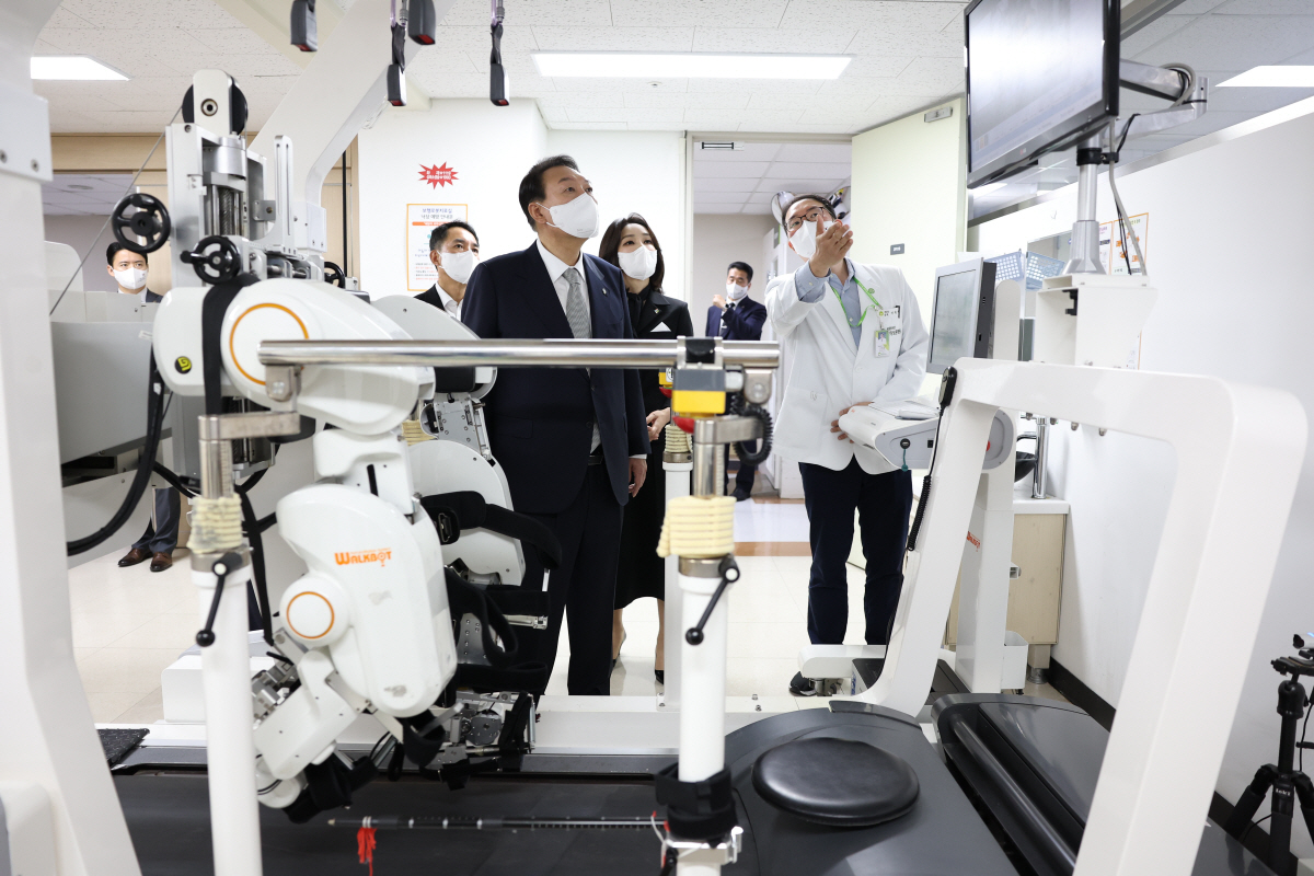 ▲윤석열 대통령과 김건희 여사가 6일 서울 강동구 중앙보훈병원을 방문해 시설을 둘러보고 있다.  (연합뉴스)