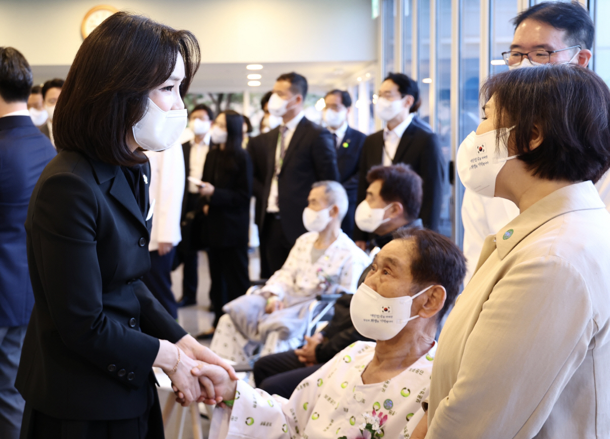 ▲김건희 여사가 6일 서울 강동구 중앙보훈병원을 방문해 입원 치료 중인 국가유공자들을 위로하고 있다. 
 (연합뉴스)