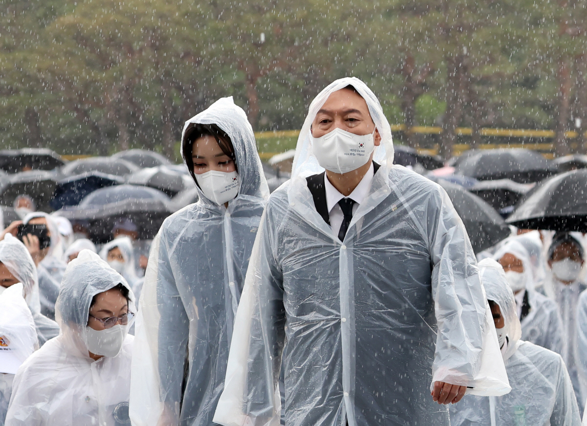 ▲윤석열 대통령과 부인 김건희 여사가 6일 서울 동작구 국립서울현충원에서 열린 제67회 현충일 추념식에 참석해 현충탑 참배를 위해 이동하고 있다.
 (뉴시스)