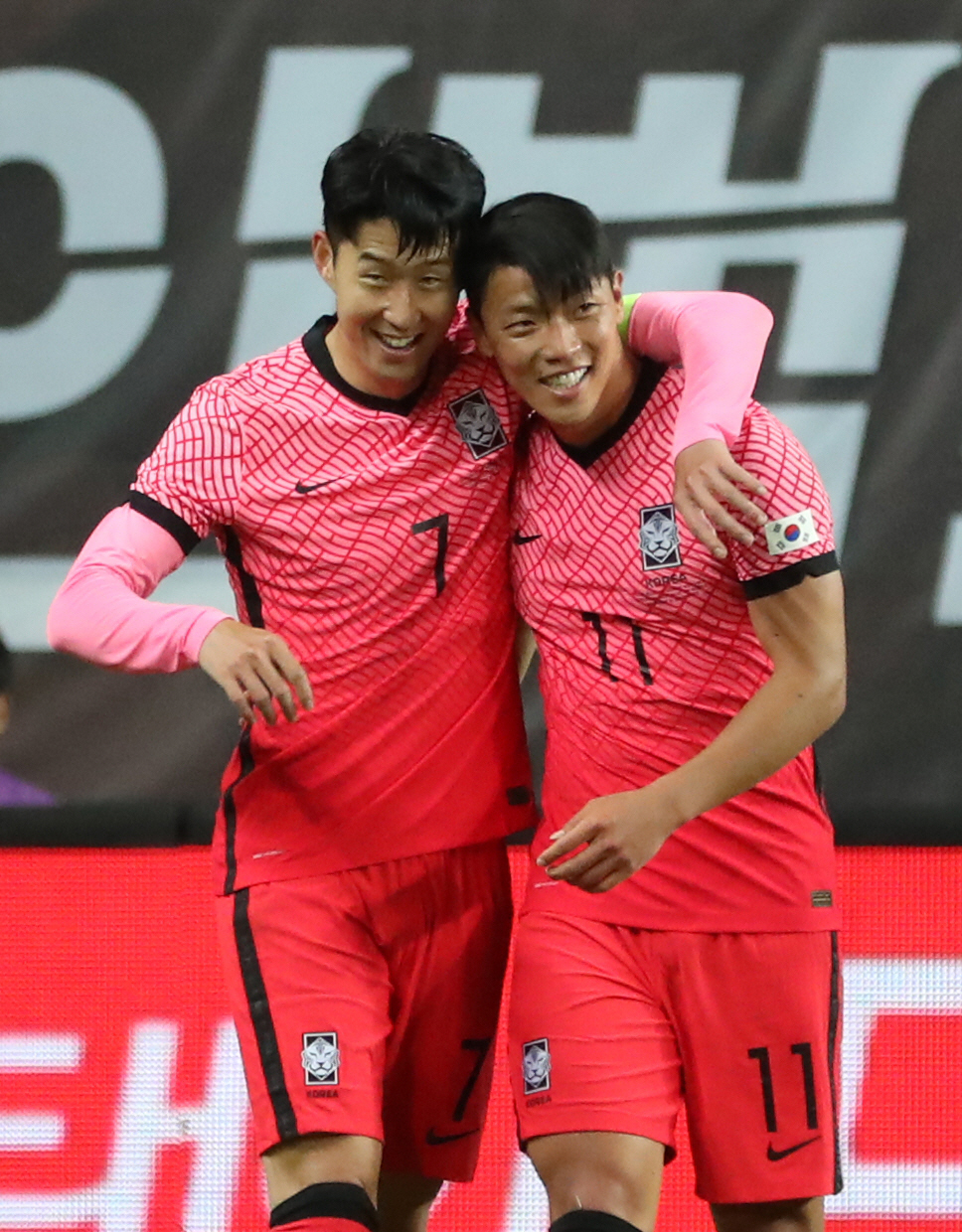 ▲6일 오후 대전 유성구 대전월드컵경기장에서 열린 하나은행 초청 축구 국가대표팀 평가전 대한민국과 칠레 경기에서 쐐기골을 넣은 손흥민이 선제골을 넣은 황희찬과 기뻐하고 있다.
