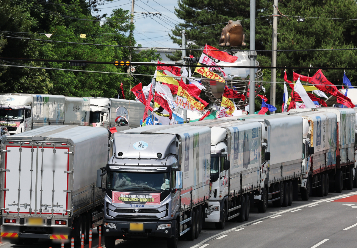 ▲화물연대 파업 중인 하이트진로 이천공장(연합뉴스)
