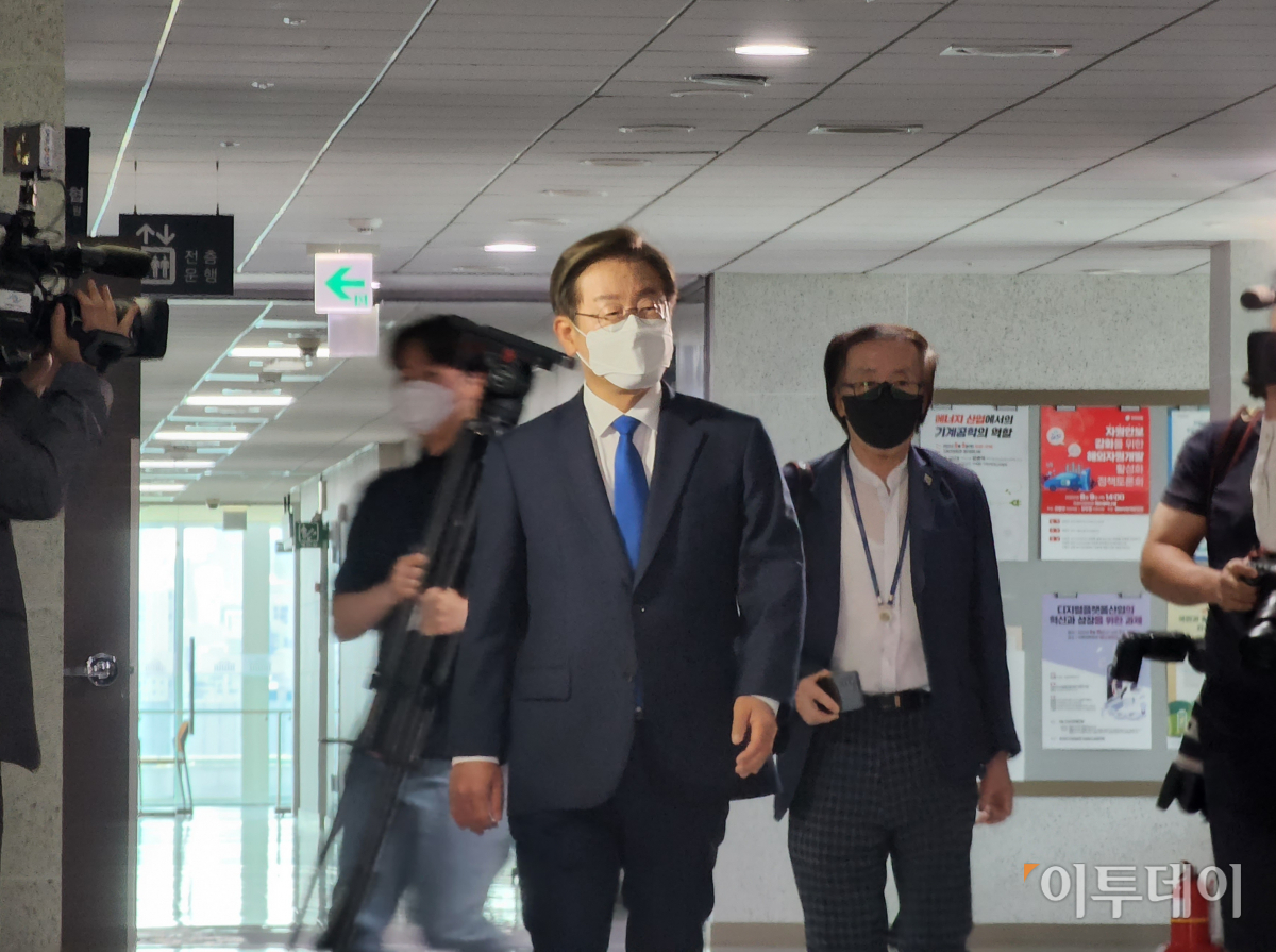 ▲이재명 더불어민주당 의원이 7시 9시 45분께 서울 여의도 의원회관을 들어서고 있다.  (유혜림 기자 wiseforest@)