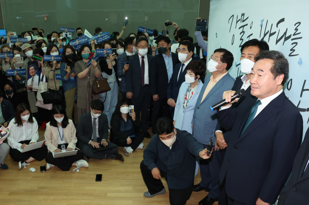 ▲더불어민주당 이낙연 전 대표가 7일 오전 인천국제공항 2터미널에서 미국으로 출국 전 취재진과 지지자들 앞에서 소회를 밝히고 있다. (국회사진기자단)