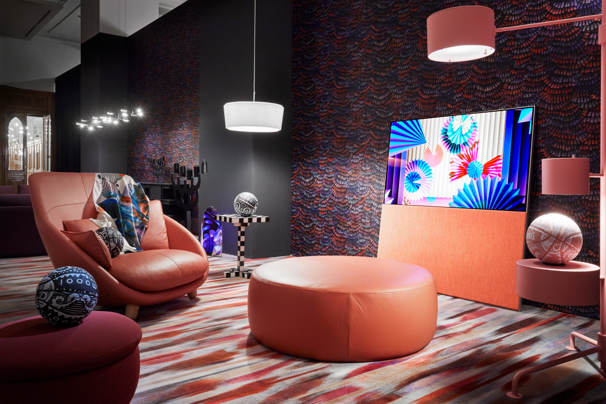 ▲모오이(Moooi)의 특별전시관에 설치된 LG 올레드 오브제컬렉션(시리즈명: 65ART90) (사진제공=LG전자)