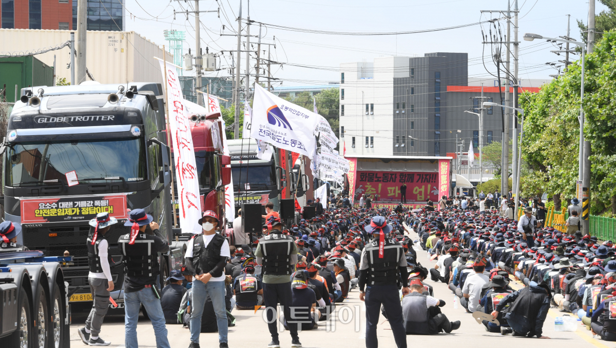 ▲7일 오전 경기도 의왕시 내륙컨테이너기지(ICD)에서 열린 민주노총 공공운수노조 화물연대 서울경기지부 총파업 출정식에서 노조원들이 구호를 외치고 있다. 화물연대는 화물자동차 안전 운임제 일몰 폐지 및 확대, 고유가에 따른 운송료 인상 등을 요구하며 이날 0시부터 무기한 총파업에 돌입했다.  (조현호 기자 hyunho@)