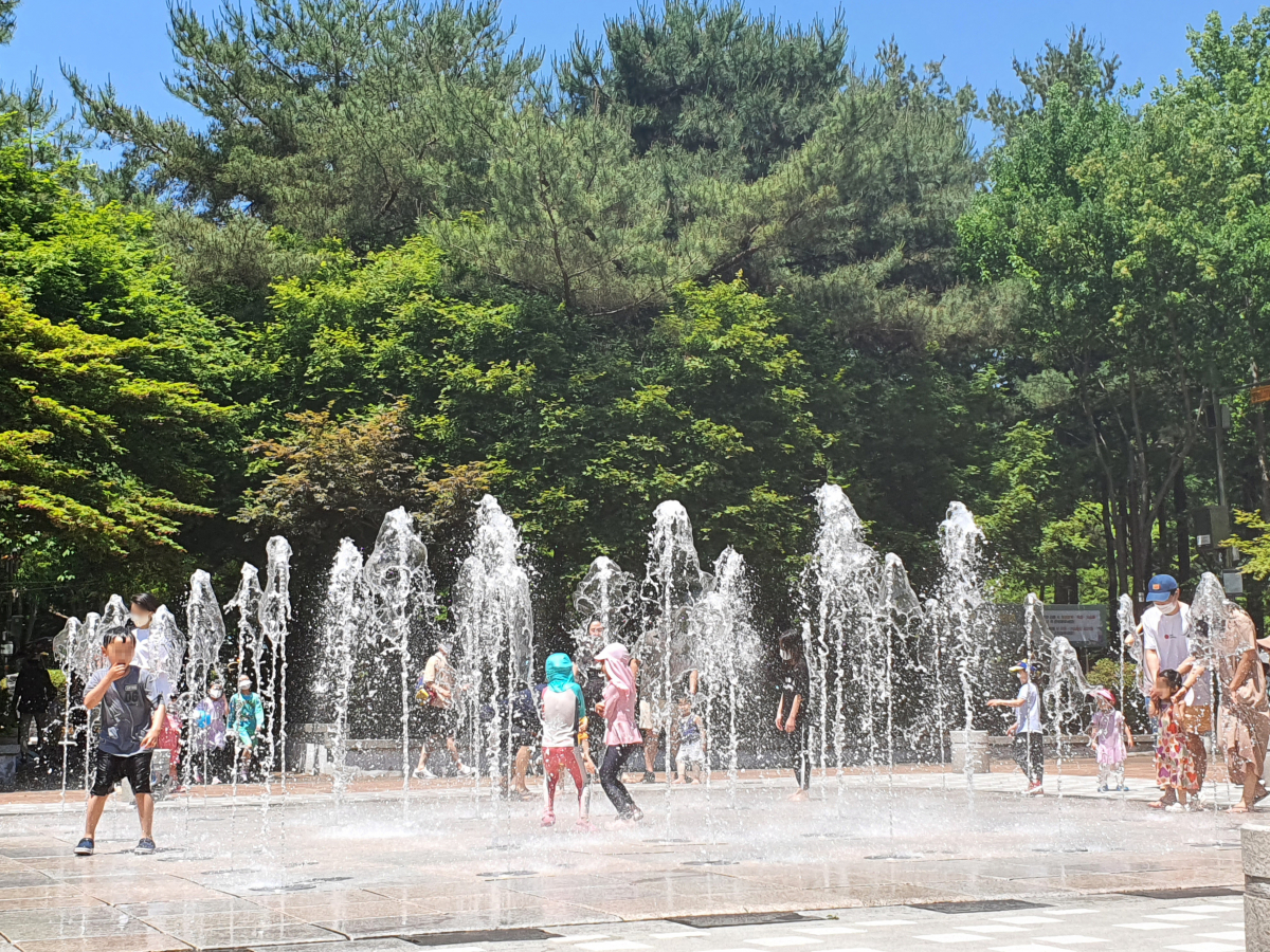 ▲근린공원에서 시민들이 바닥분수를 오가며 더위를 식히고 있다.  (연합뉴스)