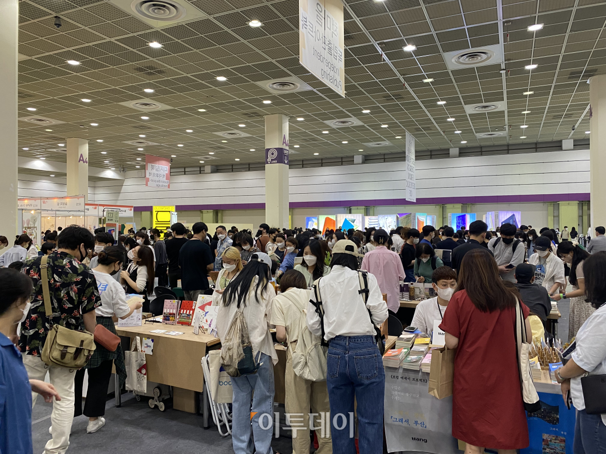 ▲1일 오전 서울 강남구 코엑스에서 열린 '2022 서울국제도서전'을 찾은 관람객들의 모습. (송석주 기자 ssp@)