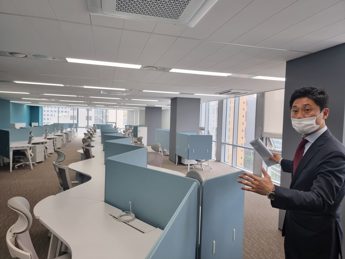 ▲7일 유베이스 서울 아우름센터에서 전영일 유베이스 전무가 센터 투어를 진행하고 있다. (심민규 기자 wildboar@)