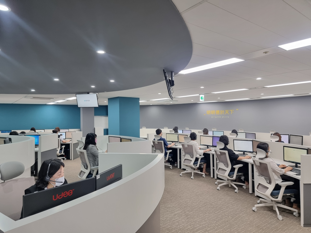 ▲7일 최신 디지털 솔루션이 적용된 미래형 컨택센터 모델인 ‘서울 아우름센터’의 ‘스마트 모델’ 사무실에서 직원들이 근무 중이다. (심민규 기자 wildboar@)