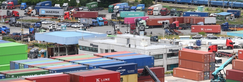 ▲화물연대가 총파업에 돌입한 7일 경기도 의왕시 내륙컨테이너기지(ICD)에 화물차들이 주차되어 있다. 조현호 기자 hyunho@ (이투데이DB)