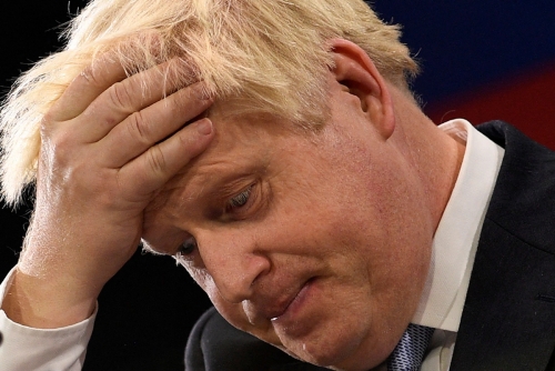 ▲보리스 존슨 전 영국 총리가 2021년 10월 6일 보수당 연례 행사에서 연설 도중 머리를 감싸쥐고 있다. 맨체스터(영국)/AFP연합뉴스
