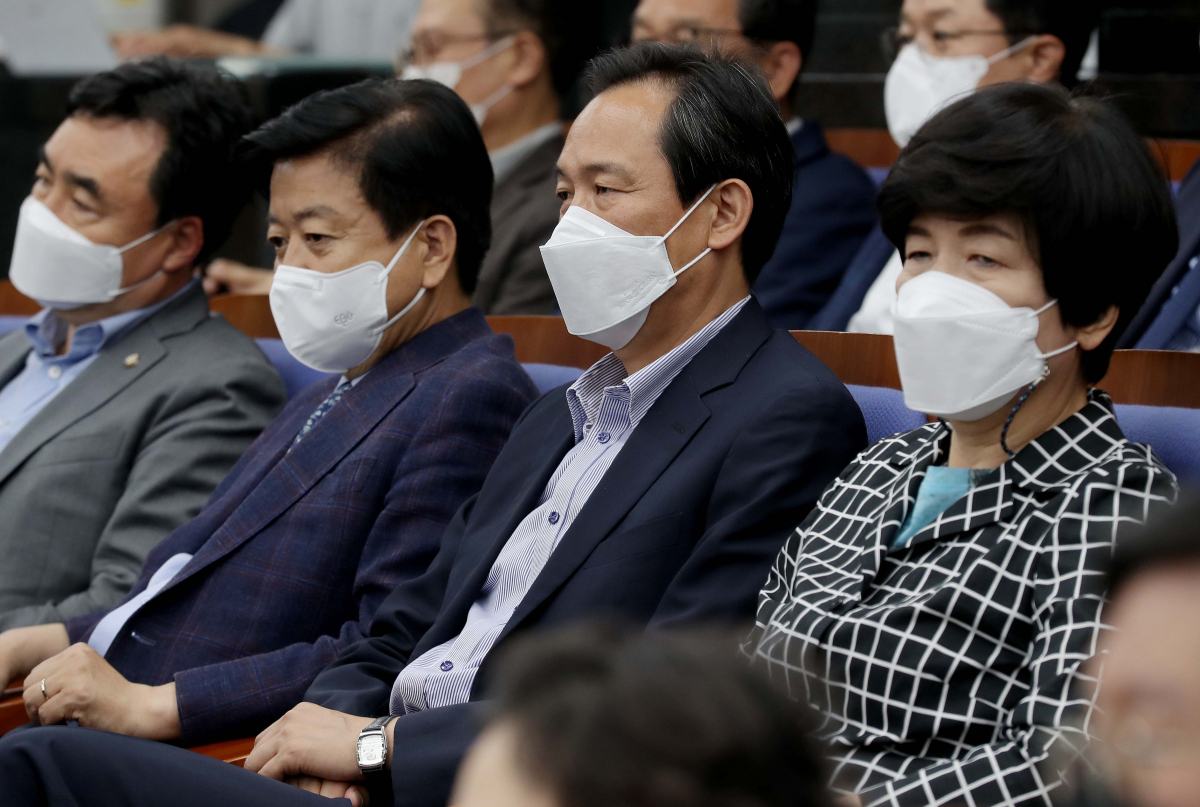 ▲6·1 지방선거 이후 더불어민주당의 수습과 쇄신을 이끌 새 비상대책위원장으로 선임된 4선 중진 우상호 의원(오른쪽 두번째)이 7일 국회에서 열린 의원총회에 참석해 자리에 앉아 있다. (국회사진기자단)