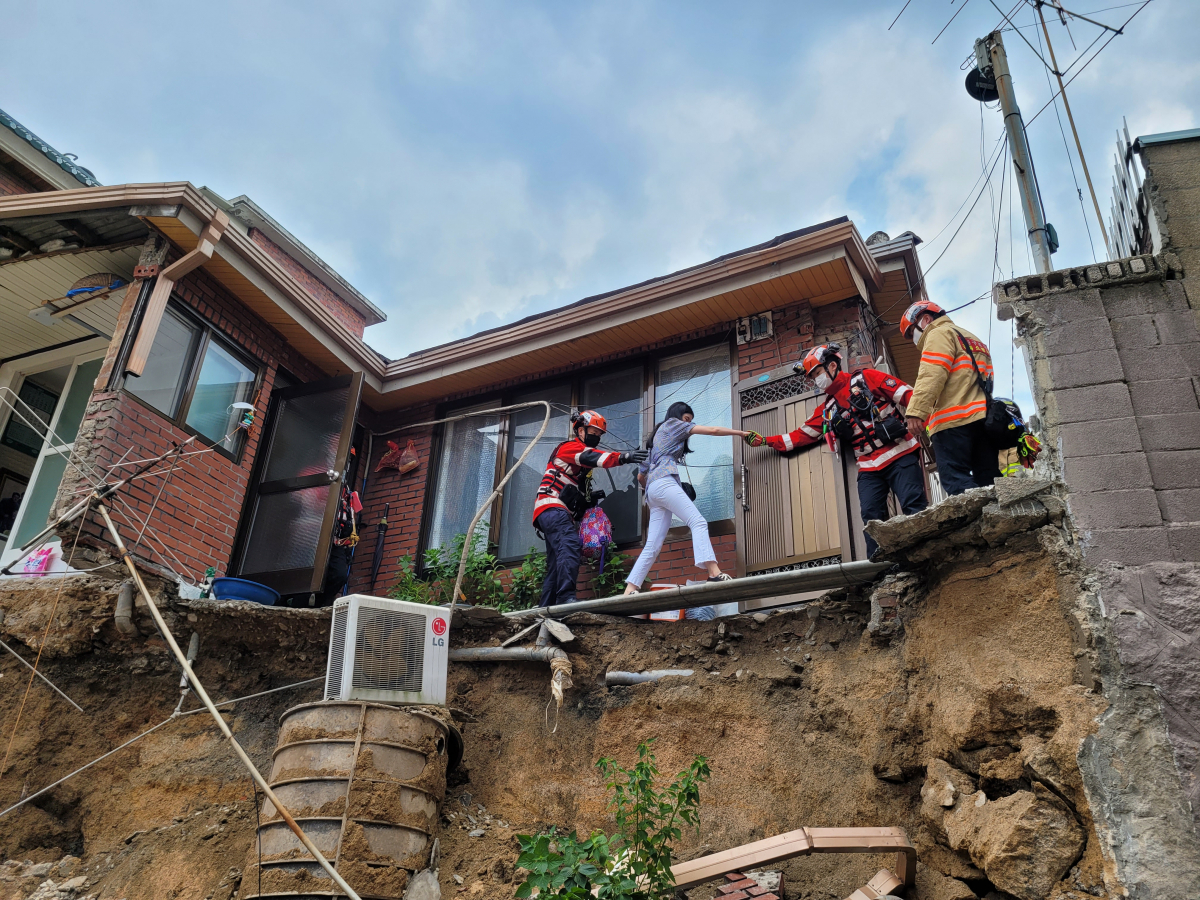 ▲게릴라성 집중호우로 인해 도로 지반이 붕괴된 모습. (자료제공=서울시)