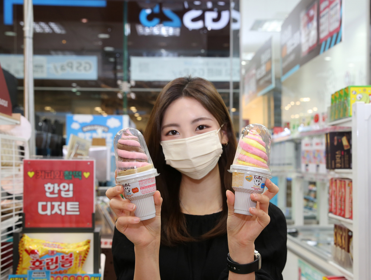 ▲GS25에서 모델이 노티드소프트콘 2종상품을 들어보이고 있다. (GS25)