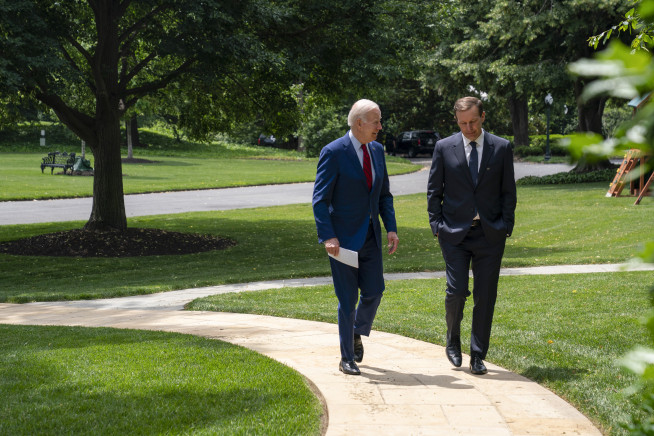 ▲7일(현지시간) 조 바이든 미국 대통령과 크리스 머피 상원의원이 총기 규제와 관련해 백악관에서 대화를 하고 있다. 워싱턴D.C./AP연합뉴스
