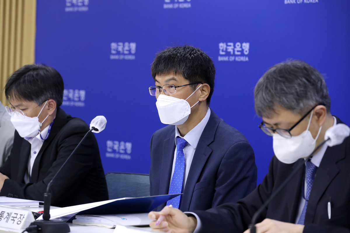 ▲황상필 한국은행 경제통계국장(가운데)이 8일 서울 중구 한국은행에서 열린 2022년 1/4분기 국민소득(잠정) 설명회에서 발표하고 있다. (사진제공=한국은행)