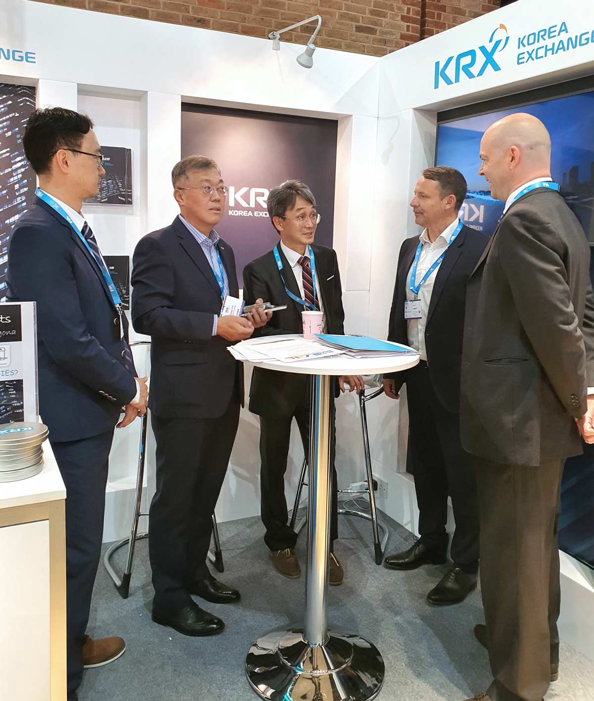 ▲조효제 한국거래소 파생상품시장 본부장(사진 왼쪽 두 번째)이 7일(현지시각) 영국 런던에서 열린 FIA 국제 파생상품 엑스포에 참가해 KRX부스를 찾은 글로벌 투자자에게 국내 파생상품시장을 소개하고 있다. (출처=한국거래소)