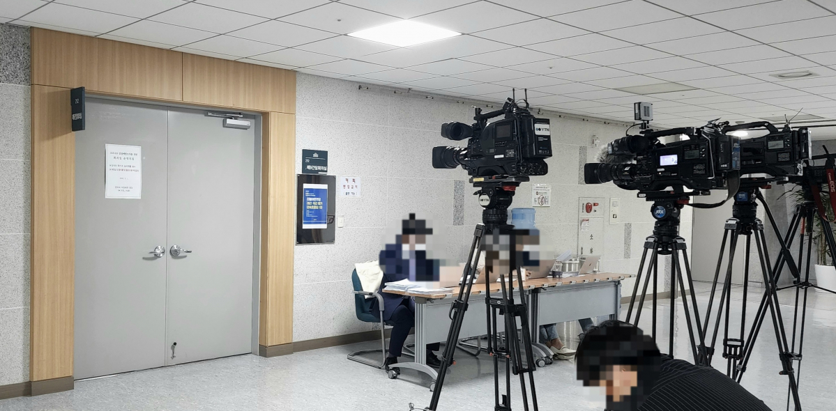 ▲8일 국회 의원회관 9간담회의실에서 진행된 더불어민주당 재선, 지선 평가 토론회가 비공개로 전환된 뒤 현장. 당일 '비공개' 통보를 받은 취재진들이 자리를 떠나지 못하고 기다리고 있다.  (유혜림 기자 wiseforest@)