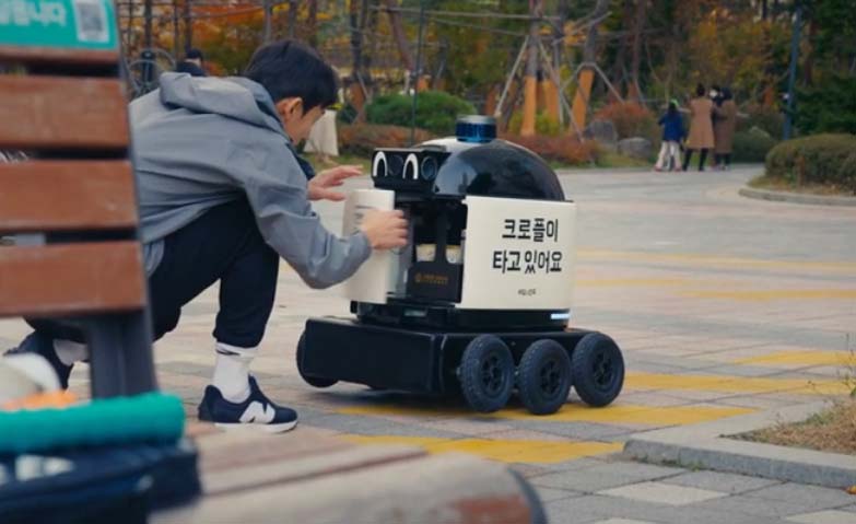 ▲배달의민족 배달로봇이 실외 배달을 하고 있는 모습.  (사진제공=배민로봇 딜리 유튜브 캡처 )