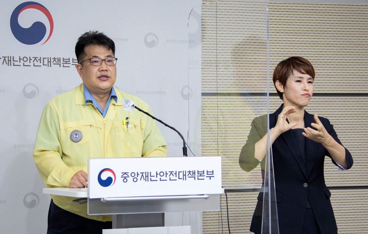 ▲손영래 중앙사고수습본부(중수본) 사회전략반장(보건복지부 대변인)이 8일 정부세종청사에서 코로나19 중앙재난안전대책본부(중대본) 회의 결과를 브리핑하고 있다. (사진제공=보건복지부)