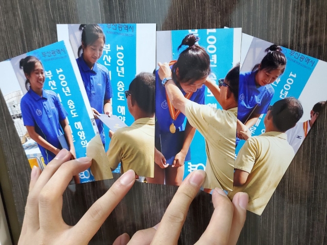 ▲국가대표와 청소년 대표로 뛴 23세의 트라이애슬론(철인3종경기) 선수 고(故) 최숙현 씨가 2013년 전국 해양스포츠제전에 참가해 금메달을 목에 거는 모습.  (연합뉴스)