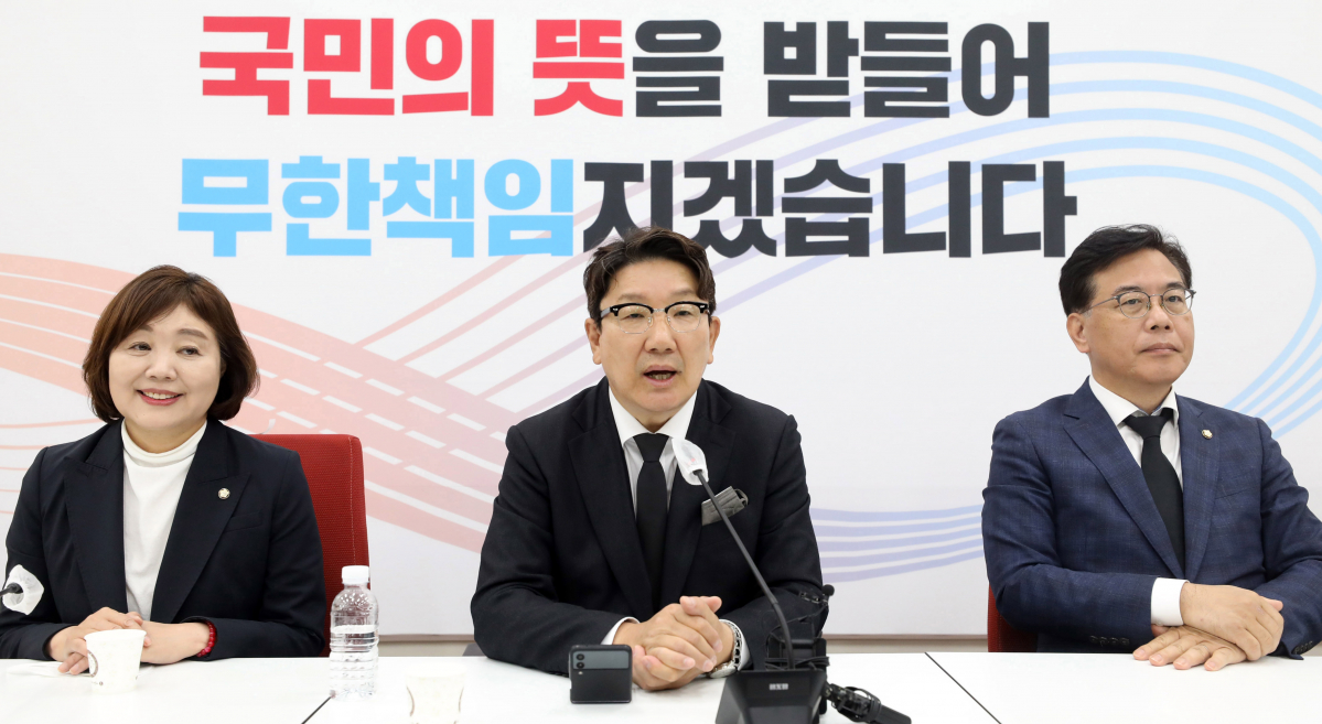 ▲[서울=뉴시스] 전진환 기자 = 권성동 국민의힘 원내대표가 6일 서울 여의도 국회에서 원구성 등 현안 관련 기자간담회를 하고 있다. 양금희(왼쪽부터) 원내대변인, 권성동 원내대표, 송언석 원내수석부대표. 2022.06.06. amin2@newsis.com